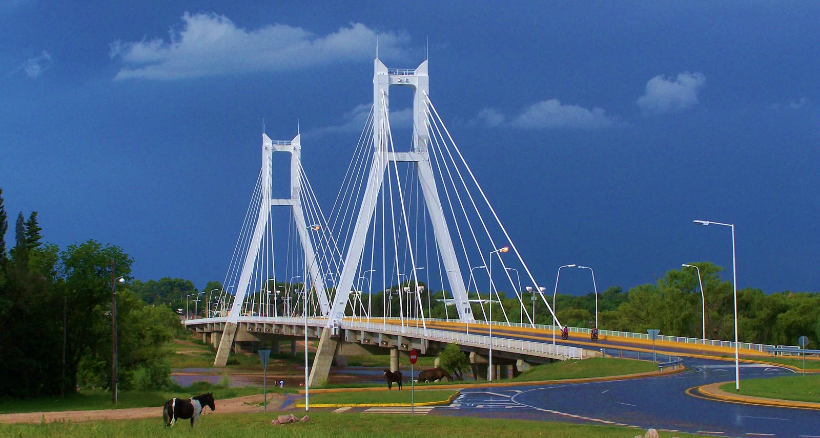 Puente colgante sobre el río Cuarto, en Río Cuarto, Córdoba